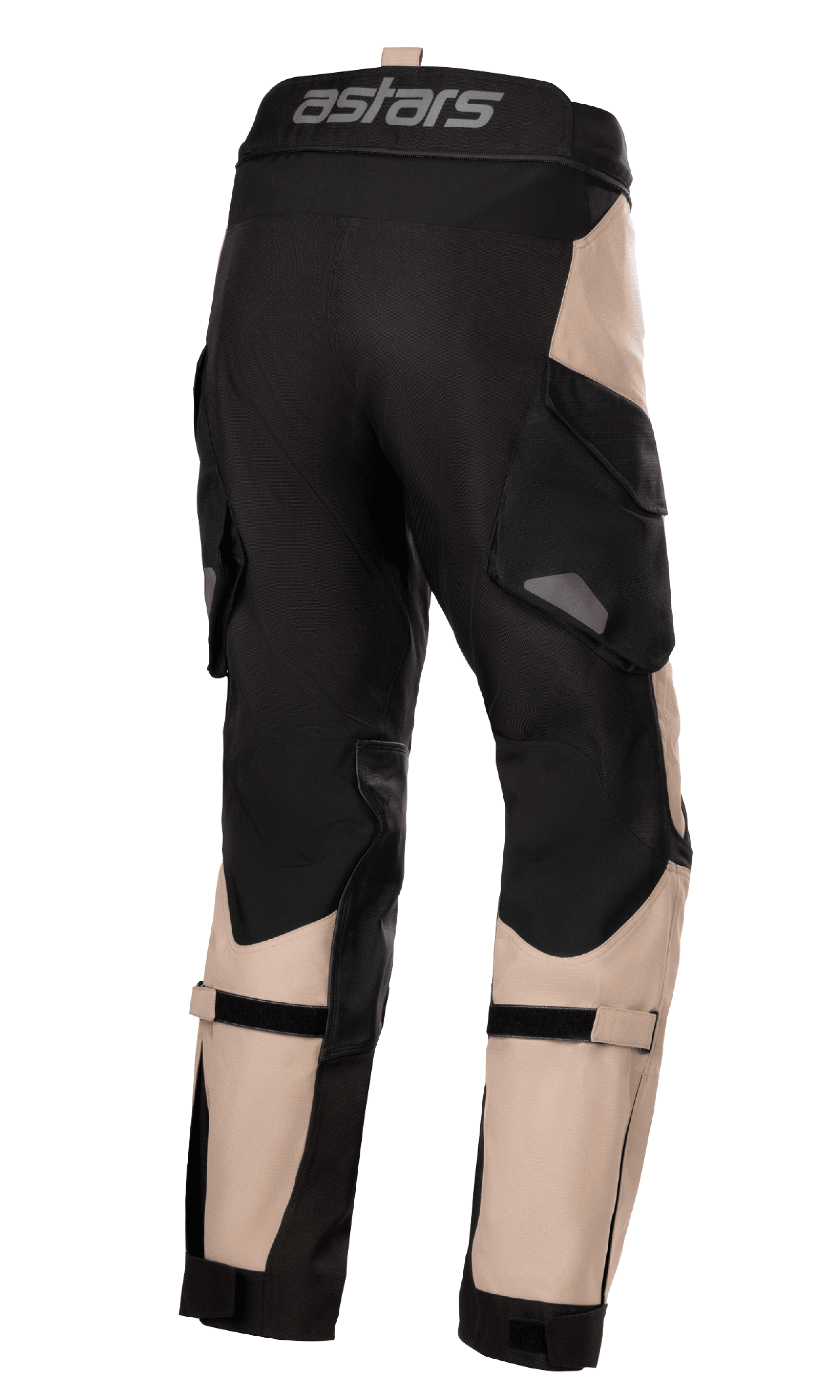 Pantalon Alpinestars Halo Drystar®, pantalon de touring aventure, kaki foncé et noir, vue arrière montrant le marquage « astars » sur la ceinture, de grandes poches cargo et des sangles de mollet réglables, conception textile durable pour la moto toutes saisons