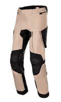 Alpinestars Halo Drystar Pants, pantalon de moto adventure touring, kaki foncé et noir, avec de larges panneaux de ventilation sur les cuisses, sections renforcées noires aux genoux et construction textile multi-panneaux avec poches zippées