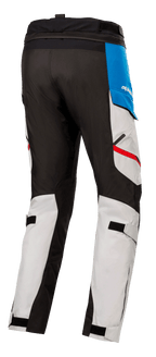 Pantalon Alpinestars Honda Andes V3 Drystar®, pantalon de moto en textile, gris glacier avec accents bleus et rouge vif, vue arrière montrant des empiècements renforcés noirs, des sangles de mollet réglables et une fermeture éclair de connexion à la taille.