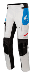 Alpinestars Honda Andes V3 Drystar®, pantalon de moto touring, gris glace avec panneaux bleus et accents rouge vif, genoux et panneaux intérieurs de jambe renforcés noirs, ports de ventilation zippés sur les cuisses, logo Honda wing, équipement d'aventure imperméable