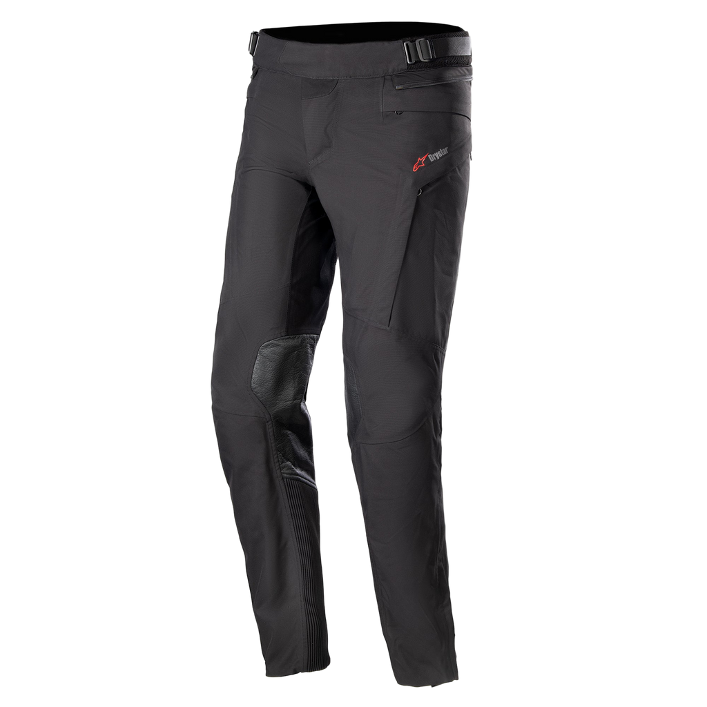 Alpinestars AMT-10 Drystar® XF, pantalon de moto touring, noir avec logo rouge sur la hanche, empiècements renforcés aux genoux, zones extensibles en accordéon sur le bas des jambes, taille réglable et poches zippées, conception textile technique pour l'aventure