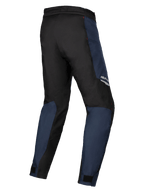 Alpinestars Stella ST-1 Waterproof Pants, textile bleu foncé et noir avec accents rouge vif, vue de trois-quarts arrière soulignant la construction durable et la coupe ergonomique pour l'adventure touring féminin.