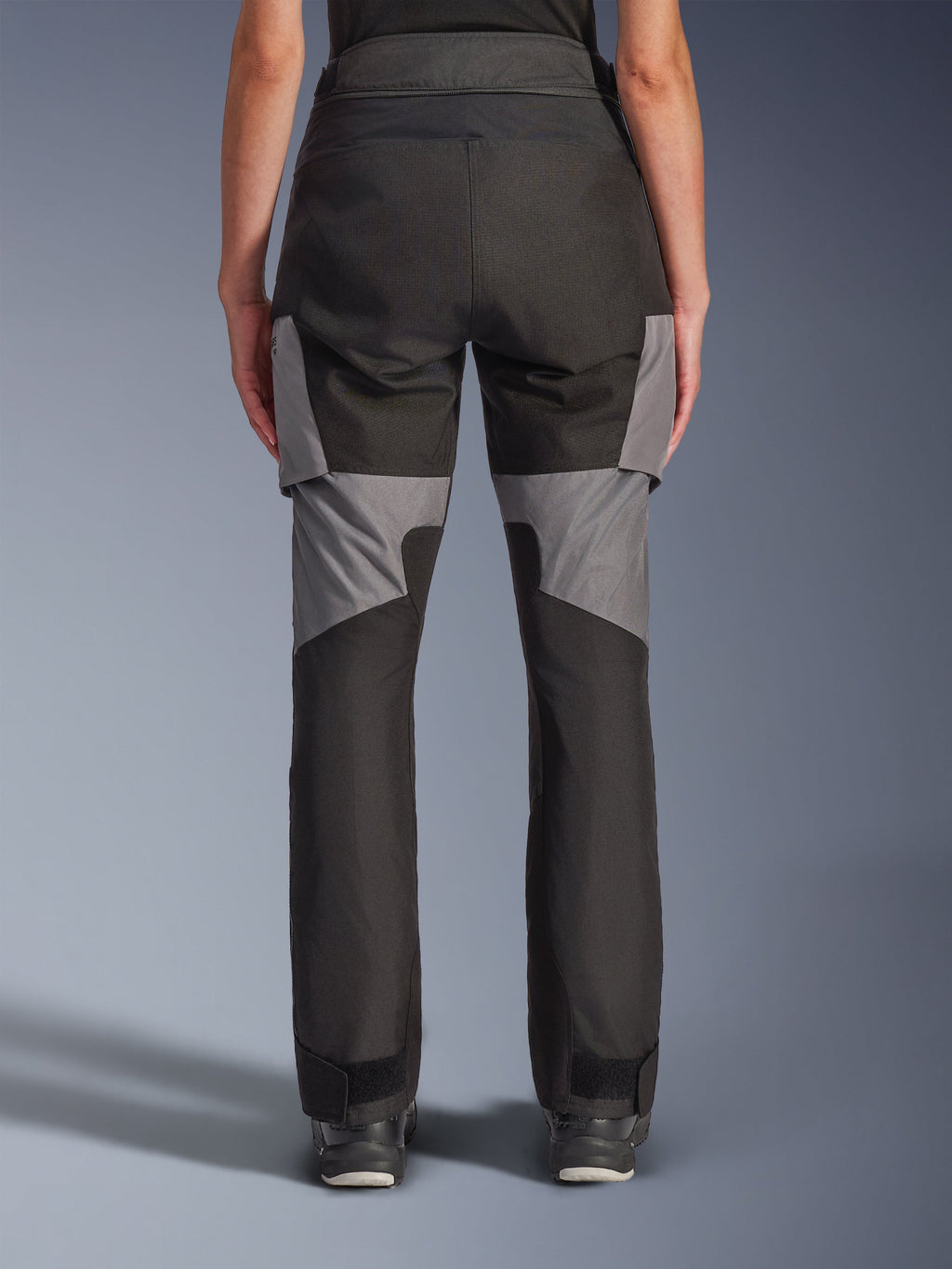 Pantalon Alpinestars Stella Andes V4 Drystar®, pantalon de moto pour femme, noir et gris foncé, vue arrière présentant une construction textile durable, empiècements gris sur les cuisses et le bas des jambes, conçu pour l'aventure et la route