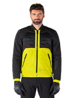 Parka imperméable Mootant, veste de moto modulaire, Lime Punch et noir, portée par un mannequin homme avec des gants et un pantalon noirs, présentant un bas de corps jaune vif ainsi qu'un buste et des manches noirs, design utilitaire pour rouler par tous les temps