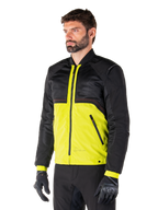 Parka imperméable Alpinestars Mootant en Lime Punch Black, veste de moto modulaire avec une partie supérieure en maille noire et une partie inférieure vert lime vif, portée par un pilote avec des gants et un pantalon noirs, style urbain contemporain