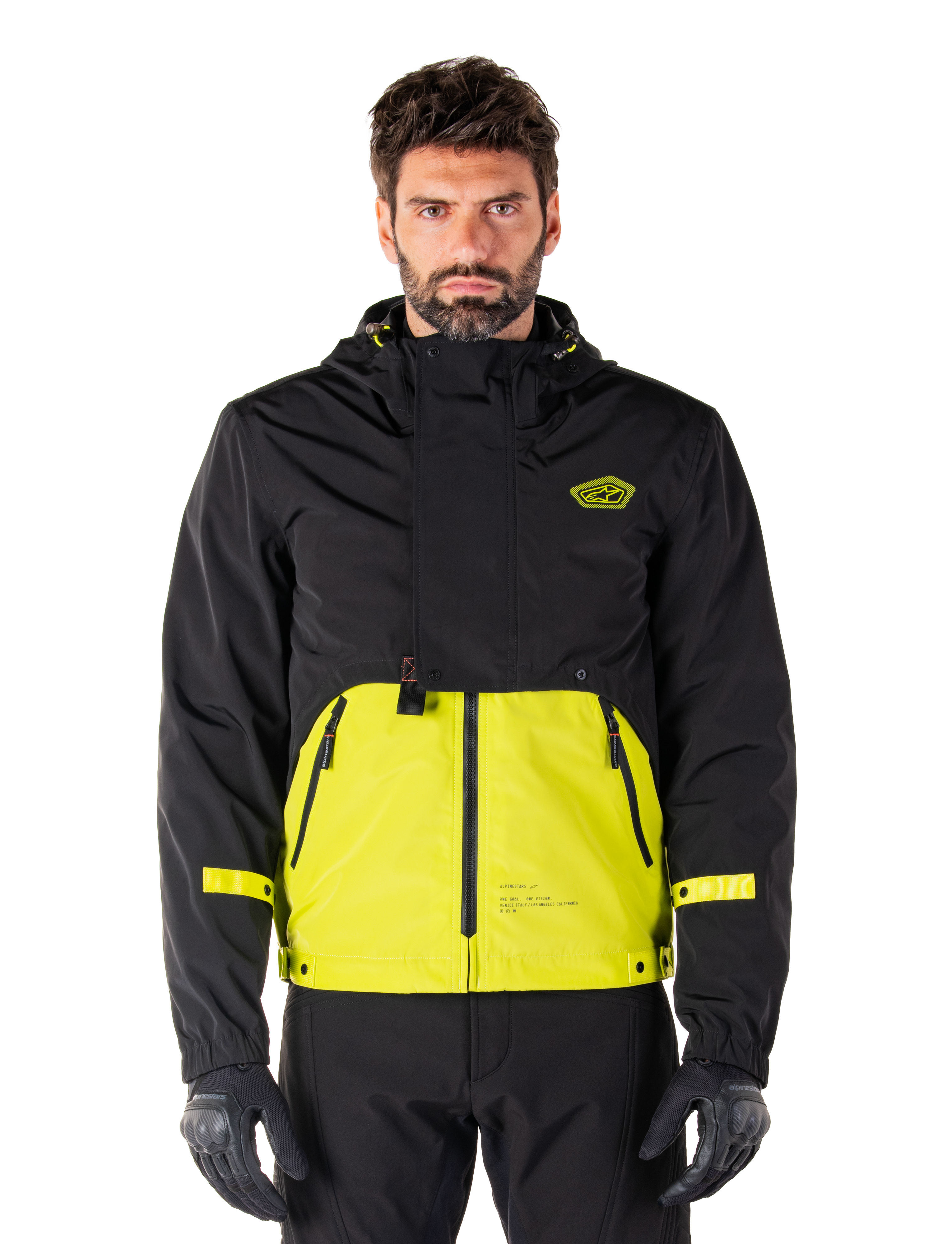 Alpinestars Mootant Waterproof Parka, veste de moto touring, noir et jaune Lime Punch, design bicolore à capuche avec partie inférieure jaune vif et corps supérieur noir, sangles jaunes aux manches, logo sur la poitrine, style technique modulaire