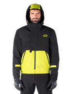 Parka imperméable Alpinestars Mootant, veste de moto Lime Punch Black, vue de face, conception modulaire 3-en-1 avec partie supérieure noire et section inférieure vert citron éclatant, dotée d'une capuche à cordon de serrage et d'un logo sur la poitrine, portée avec un pantalon noir et des gants de moto