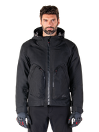 Alpinestars Morush Waterproof Parka, veste de moto urbaine noire pour homme avec capuche et grandes poches zippées.