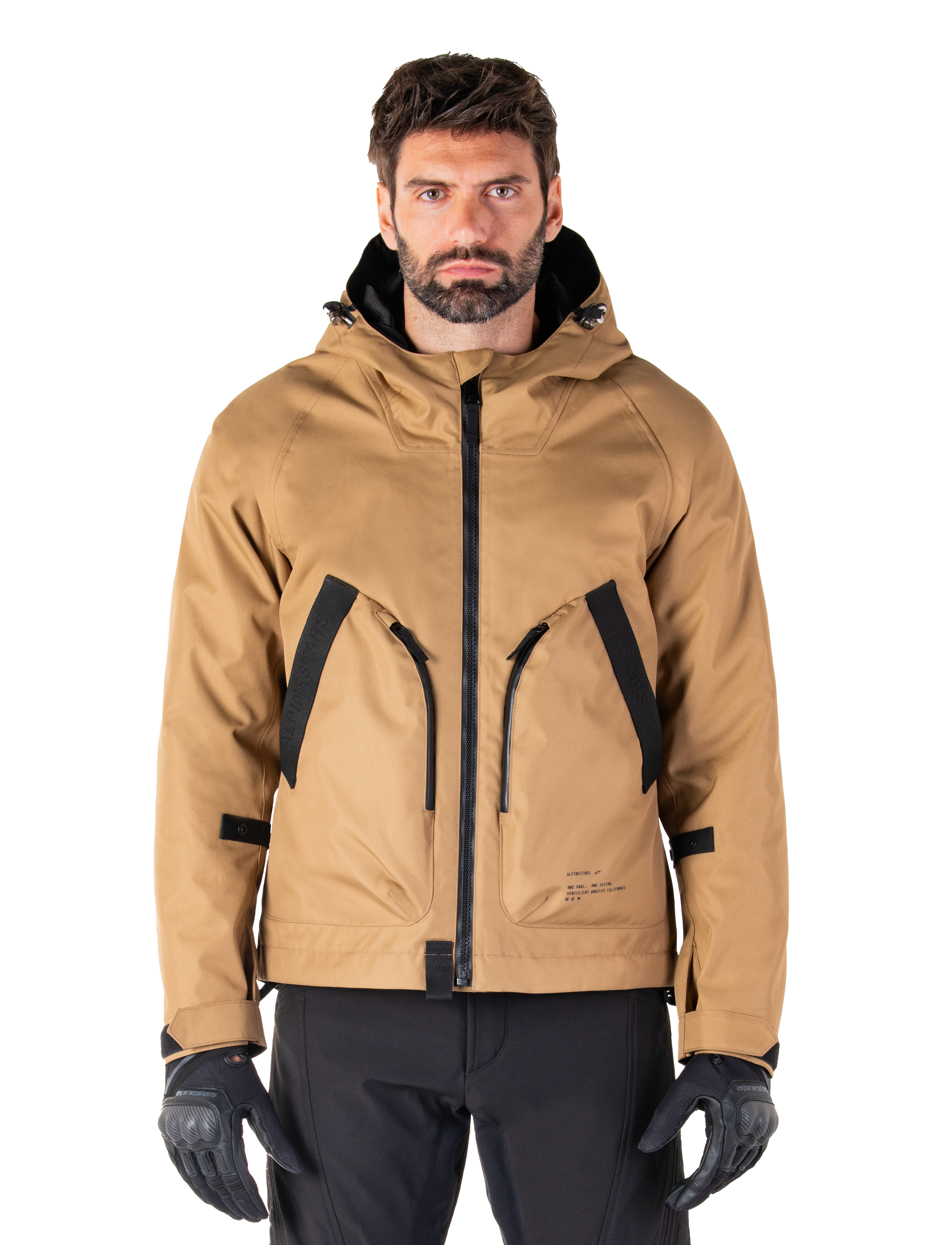 Parka imperméable Alpinestars Morush, veste de moto à capuche brun utilitaire et noir, équipement de conduite urbaine, vue de face avec fermeture éclair noire et grandes poches inclinées