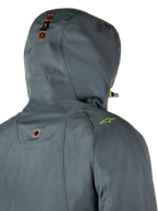 Alpinestars Morush Waterproof Parka, Gris urbain, vue arrière détaillée de la capuche avec système de fixation par boutons-pression et accents orange, logo d'épaule vert citron, vêtement moto urbain imperméable
