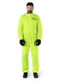 Alpinestars Hurricane Rain V2 Suit, combinaison de pluie pour moto, jaune fluo, modèle masculin portant une protection intégrale avec gants et bottes noirs, col montant avec rabat-tempête sur le devant, logo réfléchissant sur la poitrine, équipement imperméable haute visibilité