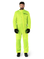 Alpinestars Hurricane Rain V2 Suit, combinaison de pluie pour moto, jaune fluo, modèle masculin portant une protection intégrale avec gants et bottes noirs, col montant avec rabat-tempête sur le devant, logo réfléchissant sur la poitrine, équipement imperméable haute visibilité