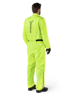 Combinaison Alpinestars Hurricane Rain V2, Jaune Fluo, vue arrière d'un motard portant une combinaison de pluie de moto une pièce, avec un logo Alpinestars noir au dos, une ceinture noire et des bandes réfléchissantes sur le bas des jambes, portée avec des gants et des bottes noirs
