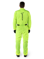 Alpinestars Hurricane Rain V2 Suit, combinaison de pluie de moto une pièce, jaune fluo, vue arrière avec marquage Alpinestars noir vertical, taille et poignets élastiqués, portée avec des gants et des bottes noirs, équipement de conduite imperméable et coupe-vent