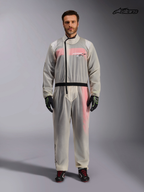 Combinaison Imperméable Kart d'Alpinestars, combinaison de karting transparente pour homme en couleur claire, vue de face sur un modèle montrant la fermeture à glissière asymétrique et la taille élastiquée