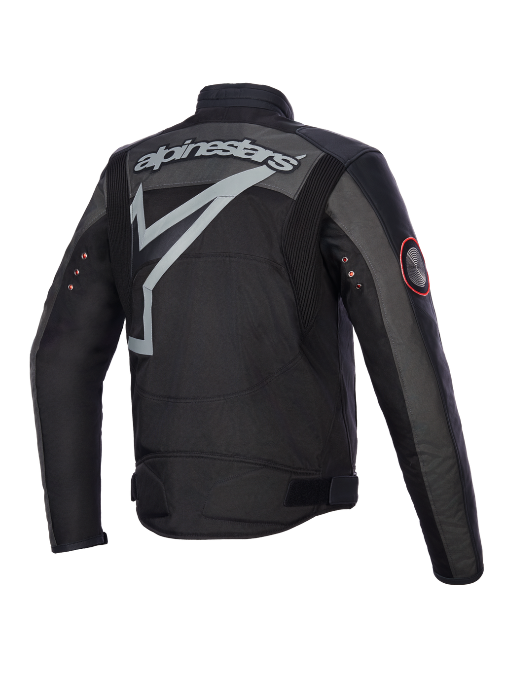 Veste Alpinestars Axton, veste de moto, noir anthracite rouge tangerine, vue de dos montrant le grand logo gris enveloppant et le lettrage, panneaux accordéon aux épaules et œillets métalliques vintage sur les manches, conception en textile et cuir.