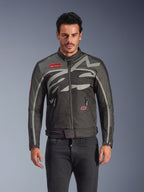 Veste Alpinestars Axton, veste de moto urbaine pour homme, noir et anthracite avec des touches de rouge, dotée d'un large motif graphique gris clair enveloppant, écussons avec logo rouge sur la poitrine et la poche, fermeture éclair frontale et poignets zippés, design de course d'inspiration vintage pour la conduite urbaine