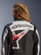 Veste Alpinestars Axton, veste de moto, noir, blanc cassé et rouge vif, vue arrière avec grand logo Alpinestars brodé et graphique stylisé, panneaux en accordéon aux épaules pour la mobilité, design d'inspiration vintage avec détails d'œillets métalliques