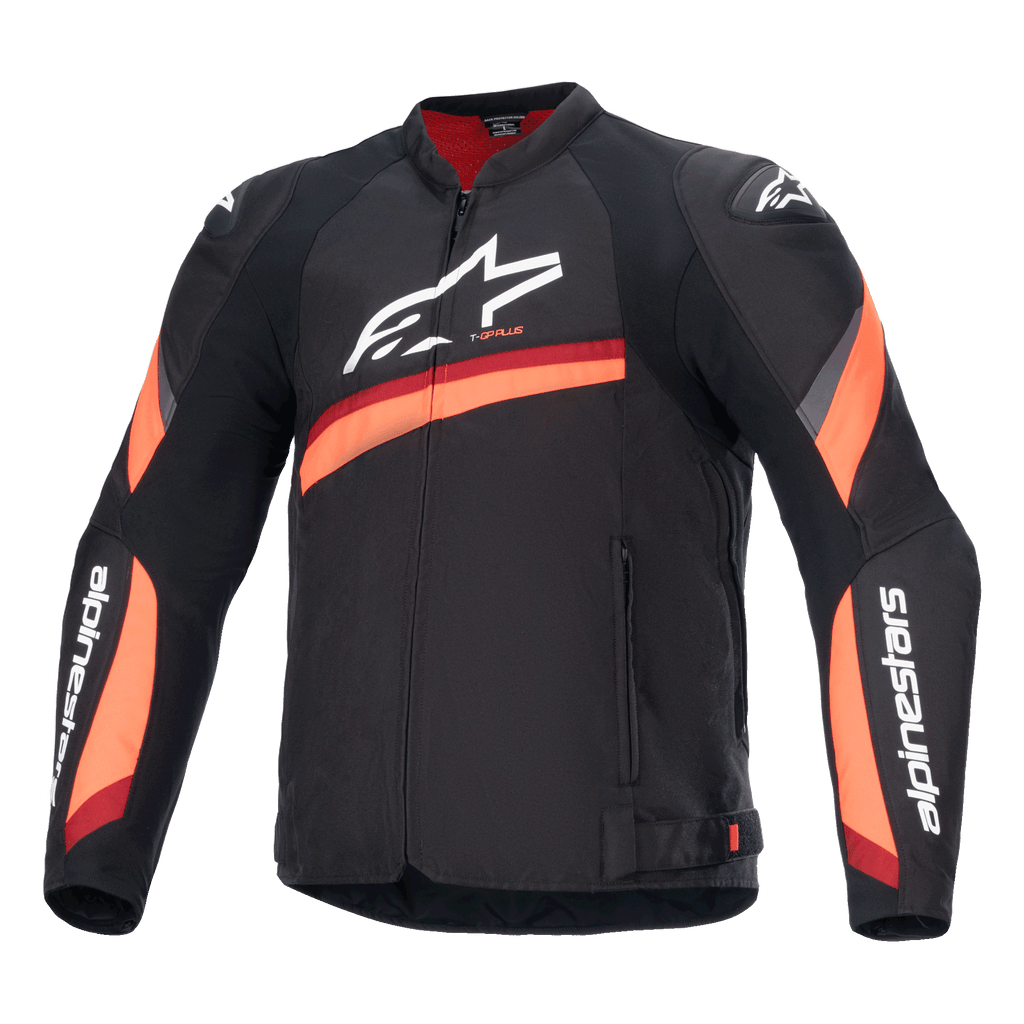 Alpinestars T-GP Plus R V4, veste de moto noire avec bandes rouges et orange fluo, grand logo blanc sur la poitrine, design textile sportif avec doublure de col rouge et manches logotées, équipement de conduite sportive haute performance
