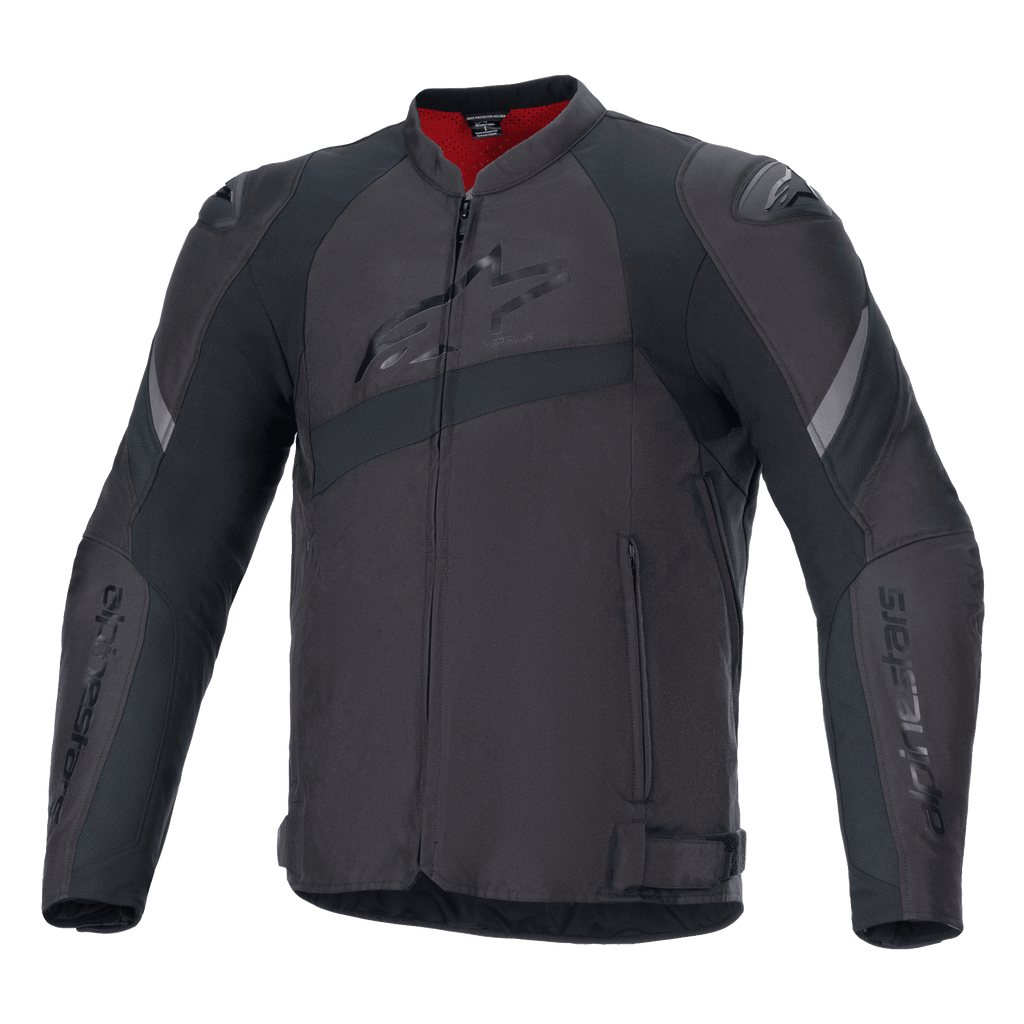 Veste Alpinestars T-GP Plus R V4, veste de moto en textile noir, logo Alpinestars embossé sur la poitrine, bandes réfléchissantes grises, doublure intérieure rouge au col, coupe sport avec épaules et coudes rembourrés, design de style racing