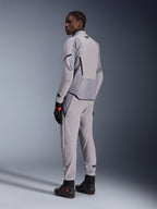 Veste Alpinestars Aeroshell Airflow en Mid Gray Anthracite, portée avec un pantalon assorti et des gants de course noirs, vue de dos montrant les panneaux perforés au laser et la coupe sport athlétique, équipement de moto professionnel