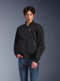 Veste Alpinestars Flight Air, veste de moto urbaine noire, portée par un homme avec un jean bleu, style bomber avec panneaux en maille, fermeture éclair frontale et logo blanc sur la poitrine, conçue pour la conduite urbaine par temps chaud