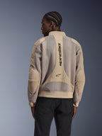 Veste Alpinestars Flight Air, veste de moto urbaine, tan, vue arrière présentant des panneaux en maille 3D étendus et un marquage Alpinestars vertical au dos, design inspiré du bomber avec ourlet côtelé, portée par un mannequin avec un pantalon noir
