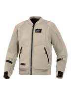 Veste Alpinestars Flight Air, veste de moto gris aluminium, équipement de conduite urbaine de style bomber avec panneaux en maille 3D pour une circulation d'air maximale, logo Alpinestars noir sur la poitrine et deux poches avant zippées.
