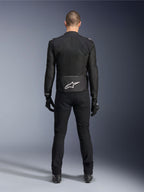 Veste Alpinestars Viper Air V4, veste de moto en textile noir, vue de dos avec logo étoile Alpinestars blanc sur le bas du dos, portée avec un pantalon de moto et des gants noirs, équipement d'été pour la conduite sur route et sportive