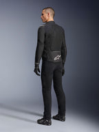 Veste Alpinestars Viper Air V4, veste de moto en textile noir, vue arrière sur un mannequin homme, dotée de larges panneaux en maille technique pour la circulation de l'air et d'un logo étoile blanche dans le bas du dos, portée avec un pantalon de moto et des gants noirs assortis.