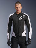 Veste Alpinestars Viper Air V4, veste de moto de course, noire et blanche, portée par un pilote, construction en maille technique et textile avec panneaux blancs aux épaules, logo étoile proéminent sur la poitrine, design sport haute performance, assortie à des gants de moto noirs