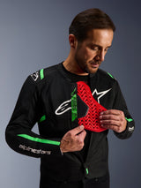 Veste Alpinestars T-SPS Air V2, veste de moto noir et vert fluo, homme présentant un insert de protection thoracique Nucleon rouge, étiquette Tech-Air Ready, design textile sportif avec panneaux en maille