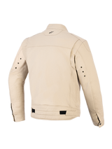 Alpinestars Bruiser Jacket, veste de moto urbaine, couleur tan aluminium, vue arrière avec panneaux d'épaules plissés, sangles de réglage à la taille avec pattes noires, petit logo brodé sur la nuque et œillets métalliques au dos des manches.