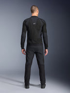 Veste Alpinestars Troop-Air Pro, vue arrière, noir, veste de moto technique aérée dotée de larges panneaux de ventilation en maille et d'un logo Alpinestars blanc, associée à un pantalon noir, équipement de moto urbain contemporain