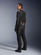 Veste Alpinestars Stella T-SPS Air v2 pour femme, noir et rose diva, veste de moto en textile vue de trois-quarts arrière, dotée de grands panneaux en mesh pour la ventilation et d'un logo étoile blanc au dos, portée avec un pantalon, des gants et des bottes de moto noirs assortis.