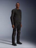 Veste Alpinestars C-1 Air, noir, portée par un mannequin avec pantalon et chaussures de moto noirs assortis, dotée de larges panneaux en maille technique pour la circulation de l'air, esthétique urbaine épurée avec une coupe profilée