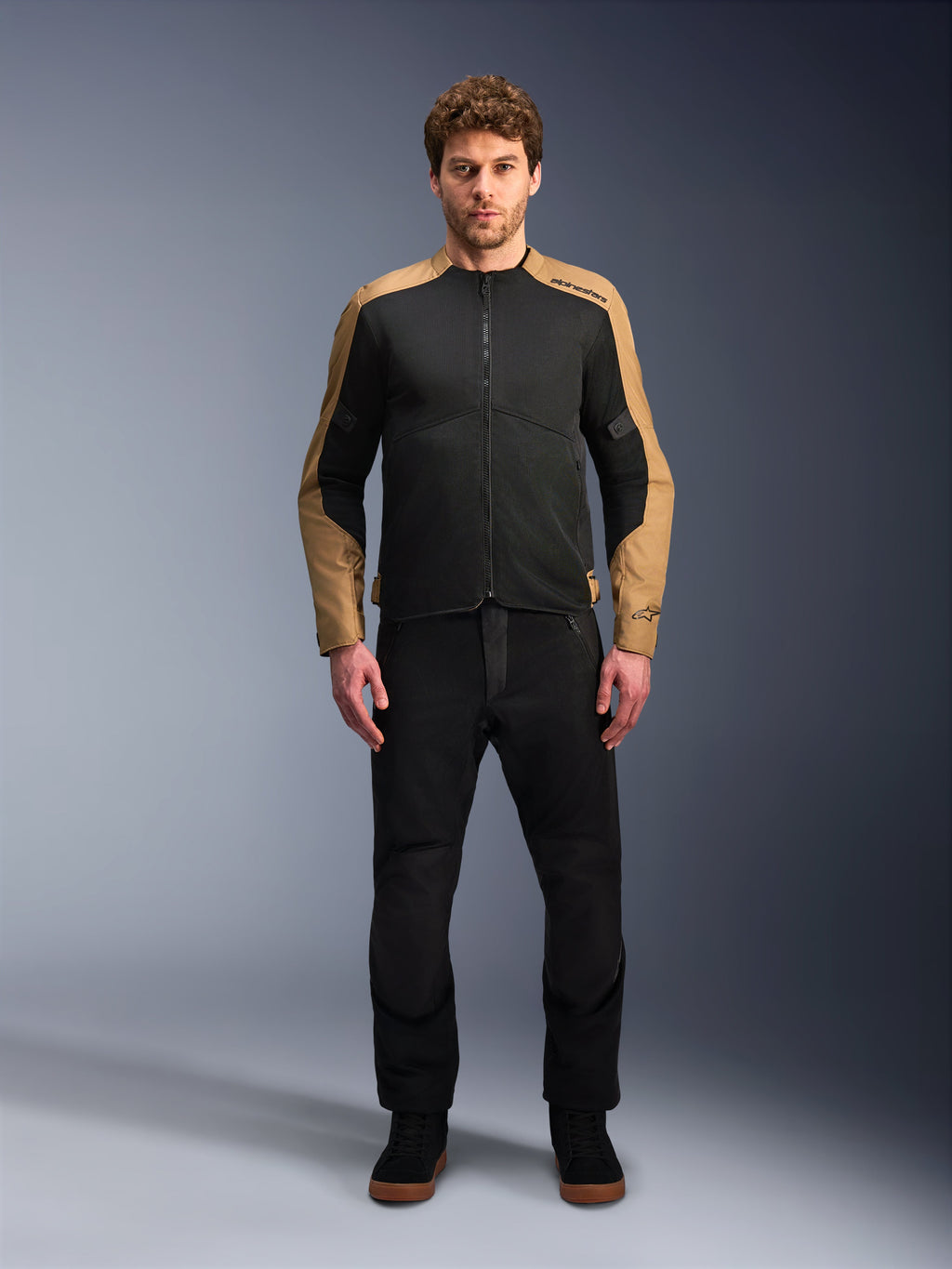 Alpinestars veste C-1 Air, veste de moto urbaine pour homme, noire et sable, avec panneaux en maille technique respirante, style contemporain épuré, portée par un mannequin.