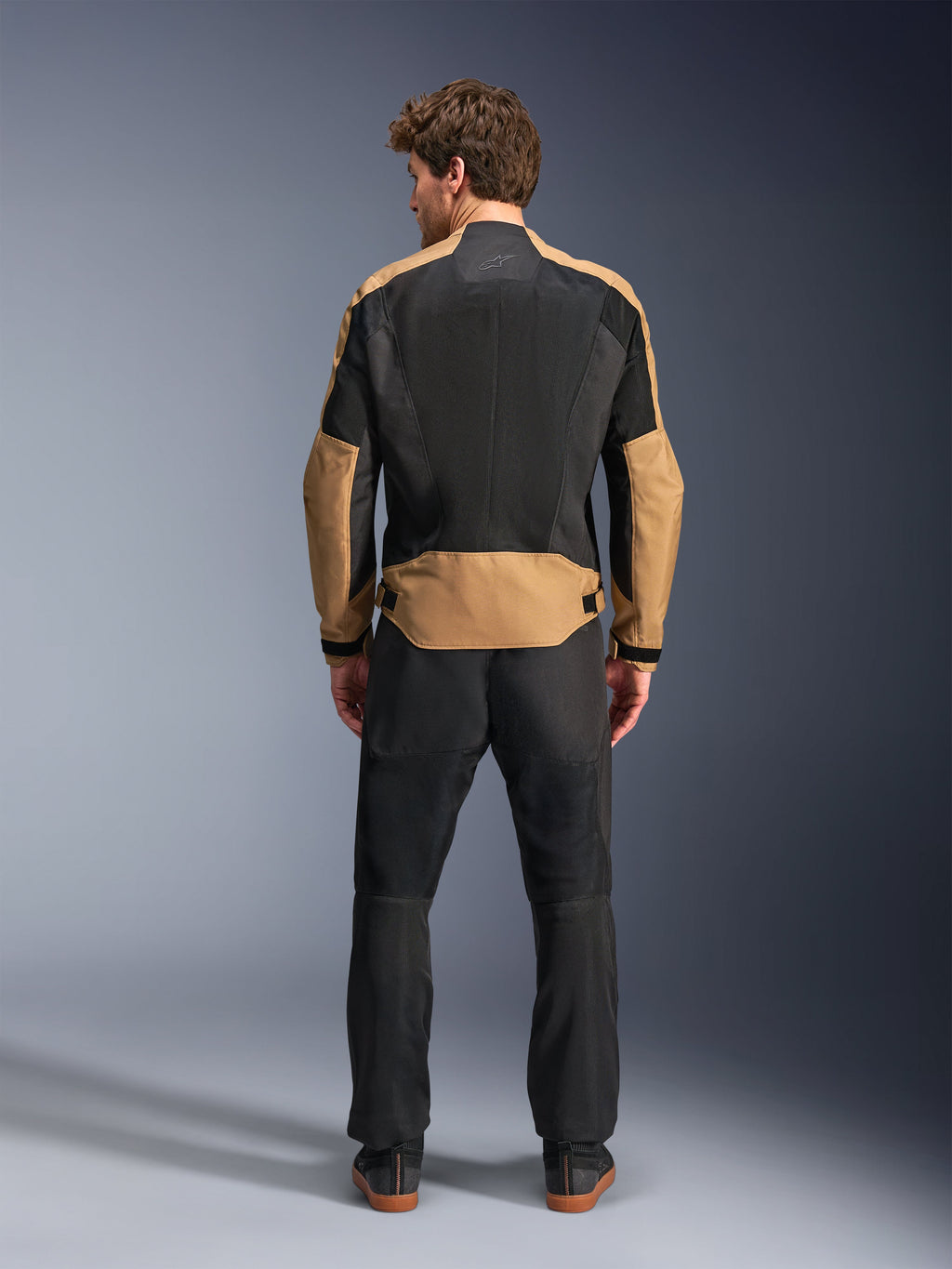 Veste Alpinestars C-1 Air, veste de moto urbaine pour homme, noire et sable, textile avec panneaux en maille, vue de dos