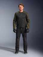 Veste Alpinestars C-1 Air, kaki et noir, portée par un mannequin homme avec un pantalon de moto et des gants noirs, conception textile légère avec panneaux en maille technique, équipement de conduite urbain contemporain