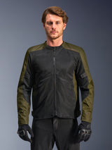 Veste Alpinestars C-1 Air, kaki et noir, veste de moto pour homme avec de grands panneaux en maille technique pour un flux d'air maximal, portée par un mannequin avec un pantalon de moto et des gants noirs, design urbain contemporain pour les trajets quotidiens.
