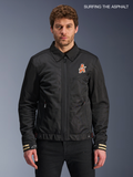 Alpinestars Veste Ignite Air, blouson de moto urbain en textile noir pour homme, vue de face porté par un modèle avec un col de chemise traditionnel, des graphismes de poitrine et une construction certifiée CE