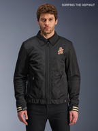 Alpinestars Veste Ignite Air, blouson de moto urbain en textile noir pour homme, vue de face porté par un modèle avec un col de chemise traditionnel, des graphismes de poitrine et une construction certifiée CE