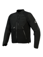 Veste Provoke d'Alpinestars, veste de moto textile, noire, avec empiècements en softshell ripstop, zone de poitrine perforée au laser, poches zippées, logo Alpinestars blanc sur la manche et la poitrine, équipement de conduite urbain contemporain