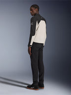 Veste Alpinestars Provoke, veste de moto urbaine, noir et gris métal, vue de trois-quarts arrière sur un mannequin, construction textile bicolore avec logo Alpinestars sur l'épaule, portée avec un pantalon noir et des baskets noires, protection contemporaine pour la conduite urbaine