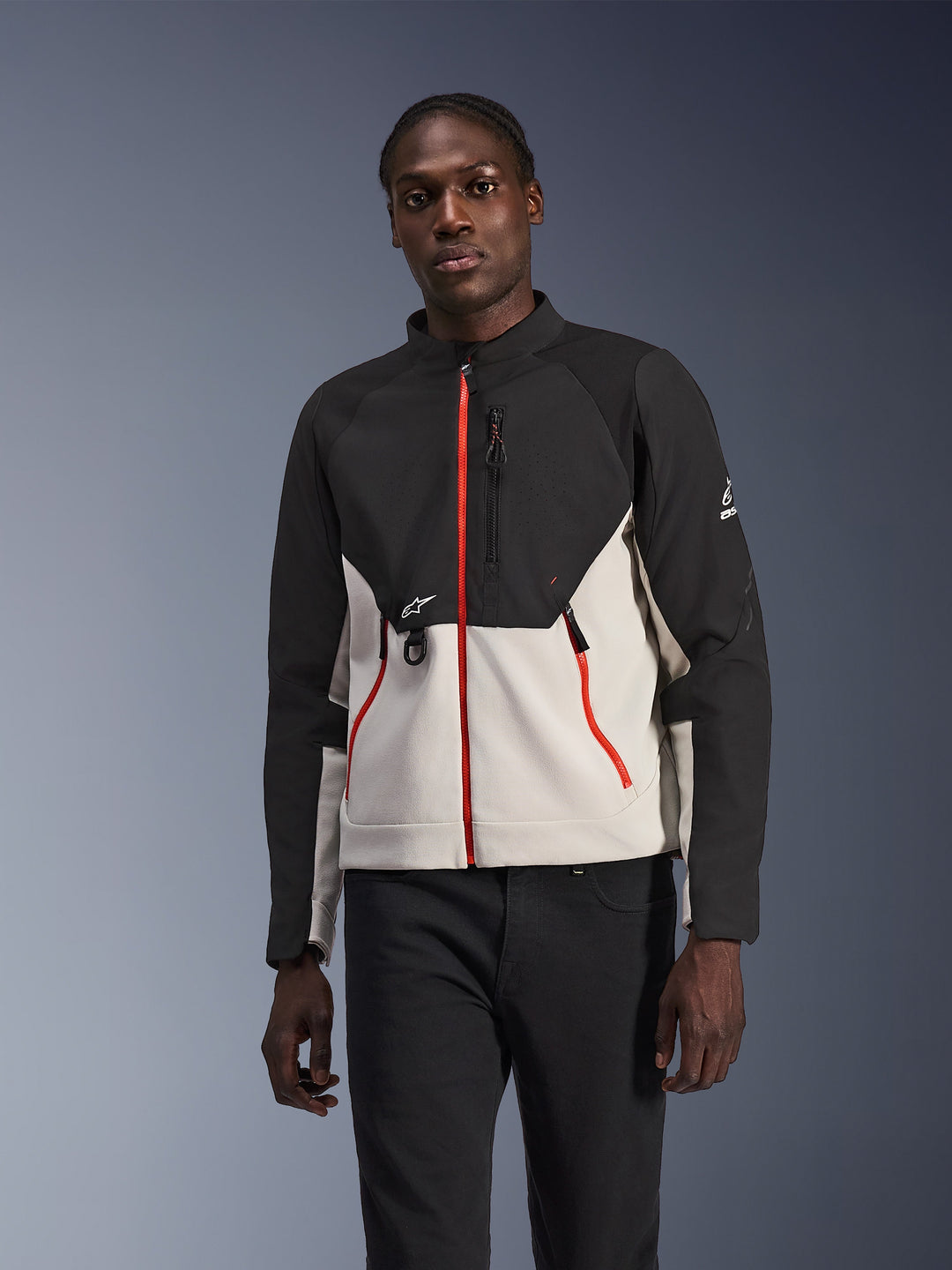 Alpinestars Provoke Jacket, veste de moto pour homme, noire, blanche et rouge avec fermetures éclair rouges, col montant, logo sur la poitrine et la manche, texture lisse