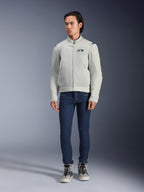 Veste Alpinestars Circal-1 Air, Gris Métal, veste de moto urbaine avec panneaux en maille (mesh) pour le flux d'air, portée par un mannequin avec un jean bleu et des baskets de moto grises, design minimaliste pour une conduite urbaine durable.