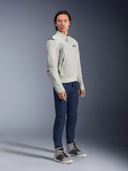 Veste Alpinestars Circal-1 Air en Metal Gray et Methyl Blue, portée par un mannequin avec un jean bleu foncé et des baskets grises, veste de moto urbaine d'été dotée de grands panneaux en maille pour le flux d'air et d'un design minimaliste.