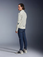 Veste Alpinestars Circal-1 Air, veste de moto urbaine, Gris Métal avec des accents Bleu Méthyle, portée par un mannequin de trois-quarts dos avec un jean bleu foncé et des baskets montantes grises, dotée de panneaux en mesh et d'un design minimaliste