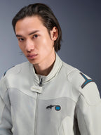 Veste Alpinestars Circal-1 Air, gris métal avec accents bleu méthyle, mannequin homme portant une veste de moto urbaine d'été, gros plan sur les panneaux de ventilation en maille et le logo minimaliste sur la poitrine