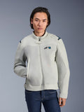 Veste Alpinestars Circal-1 Air, Gris métal et Bleu méthyle, veste de moto urbaine avec panneaux en maille aérée, fermeture éclair frontale et col rembourré, portée par un mannequin avec un jean bleu, design futuriste et durable pour la conduite estivale